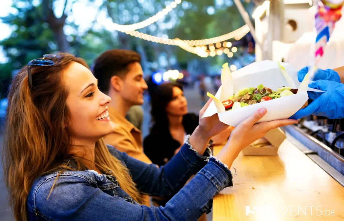 Am Foodtruck anstehen