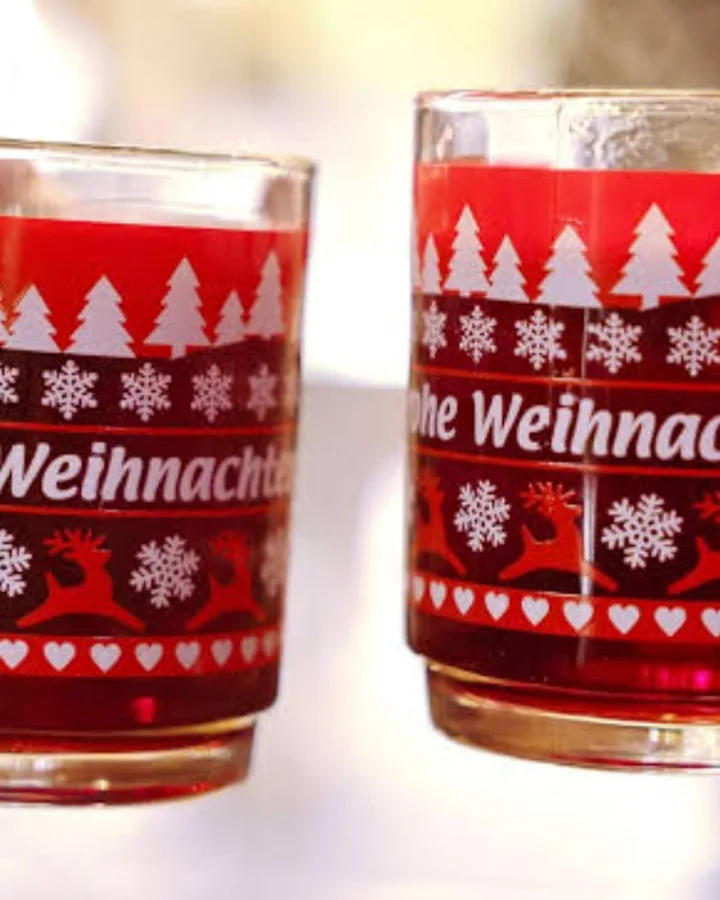 Zwei Gläser Glühwein zum Anstoßen