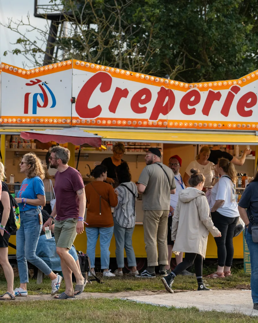 Die Schlange am Wagen auf dem Festival