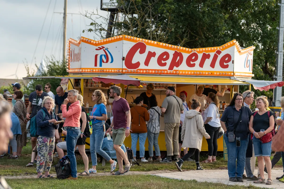 Schlange am Crêpes-Wagen